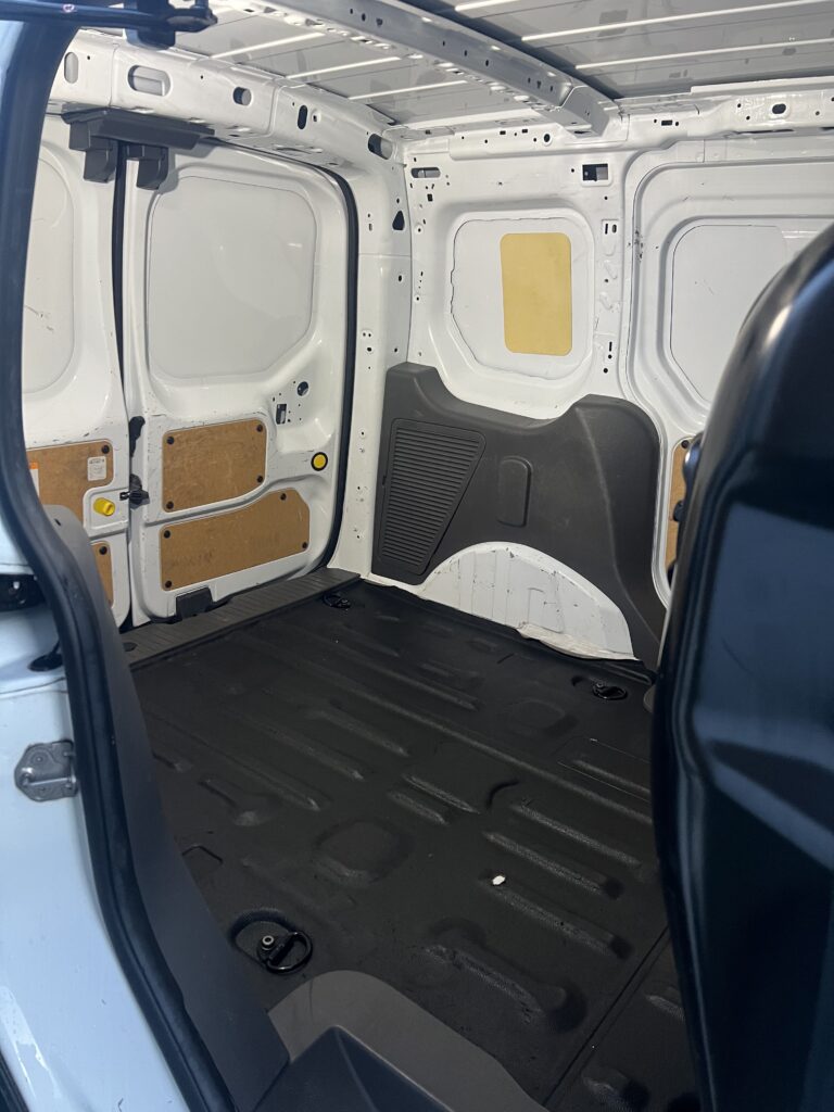 Ford Transit Connect blanc utilitaire compact vue de l'intérieur – Cullinan Automotive