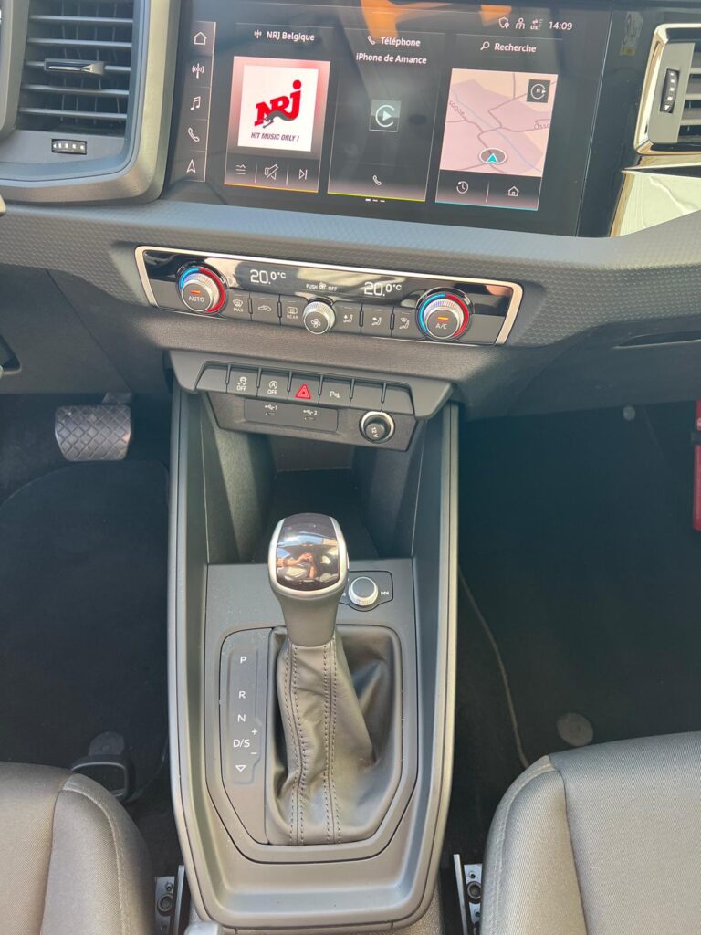 Audi A1 noire compacte élégante et moderne vue de l'intérieur - Cullinan Automotive