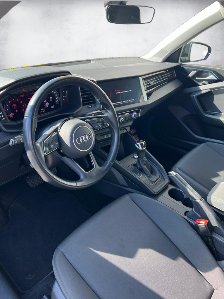 Audi A1 noire compacte élégante et moderne vue de l'intérieur - Cullinan Automotive