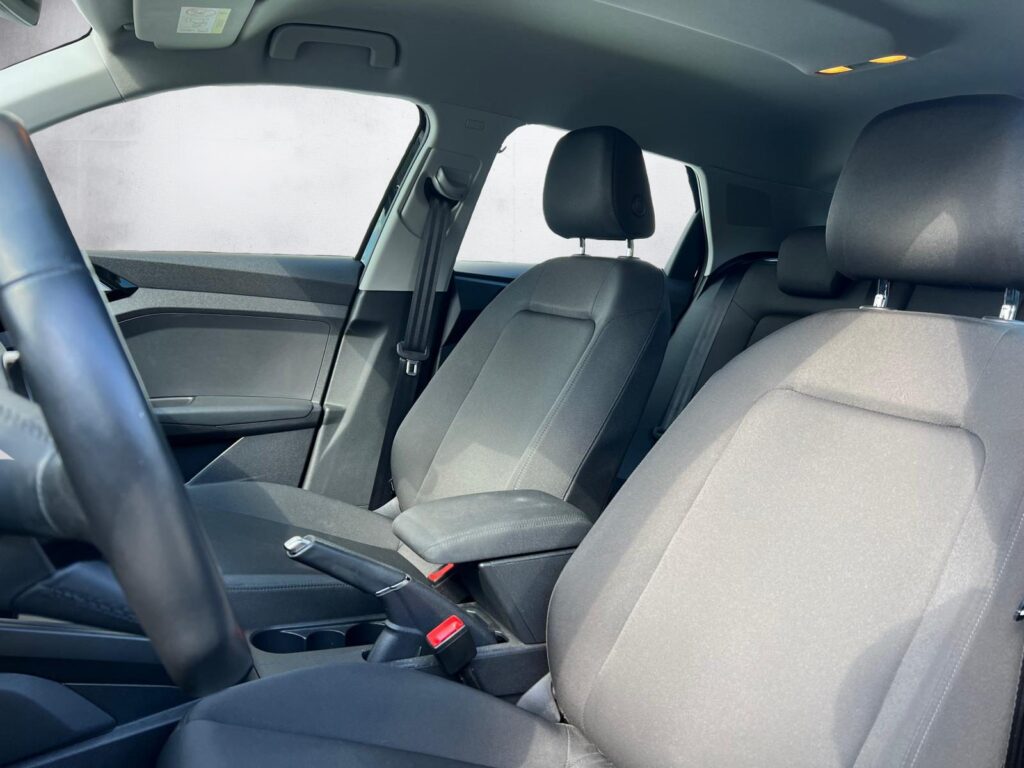 Audi A1 noire compacte élégante et moderne vue de l'intérieur - Cullinan Automotive