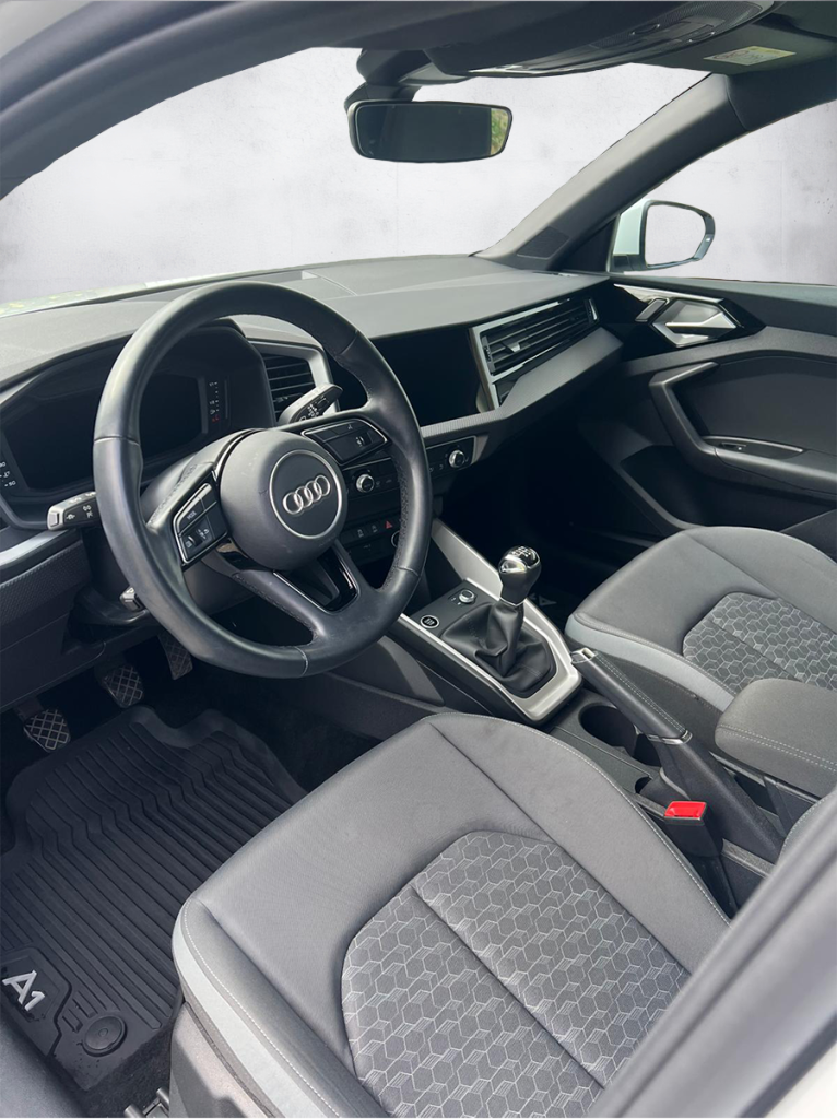 Audi A1 S-Line blanche compacte sportive vue de l'intérieur - Cullinan Automotive