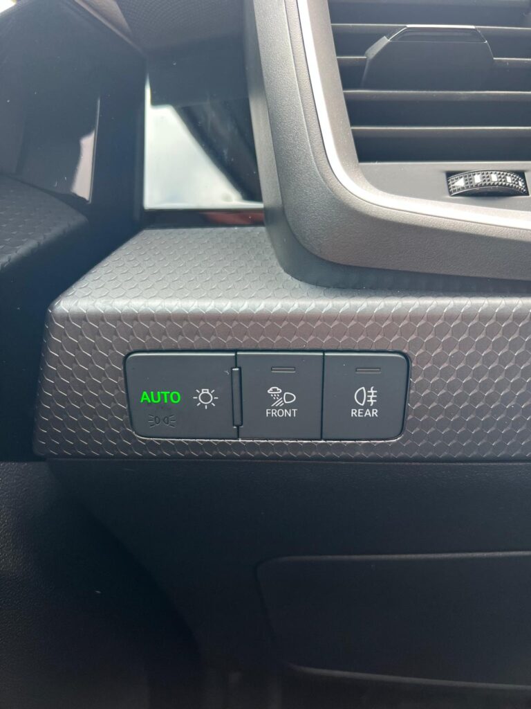 Audi A1 S-Line blanche compacte sportive vue de l'intérieur - Cullinan Automotive