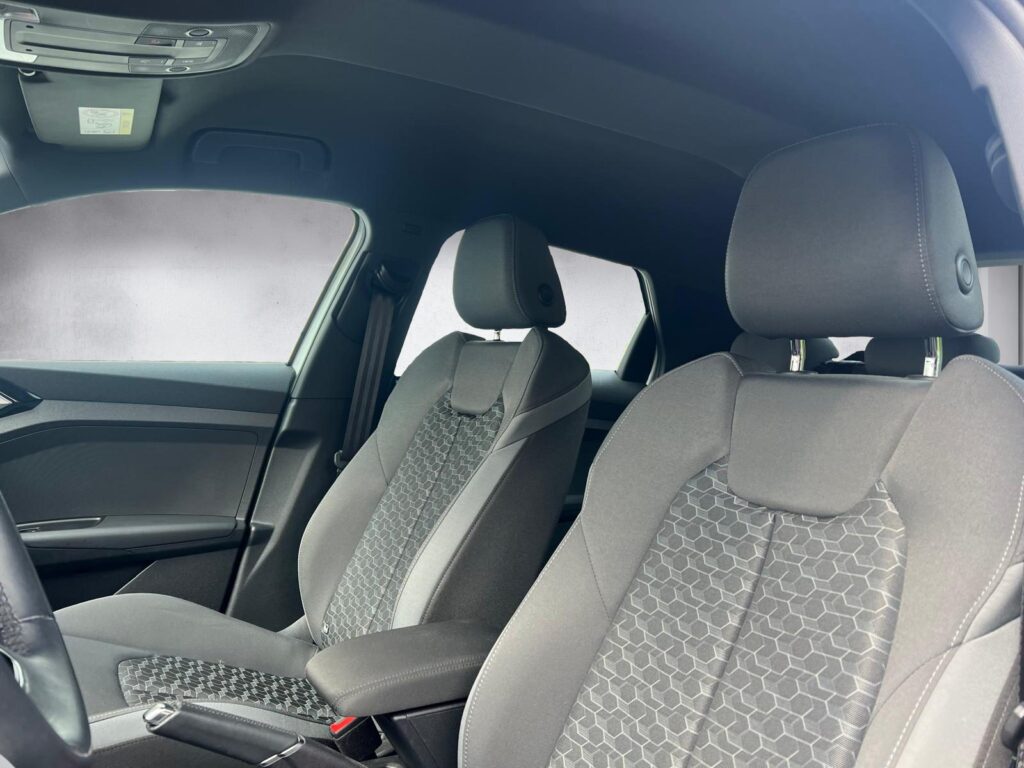 Audi A1 S-Line blanche compacte sportive vue de l'intérieur - Cullinan Automotive