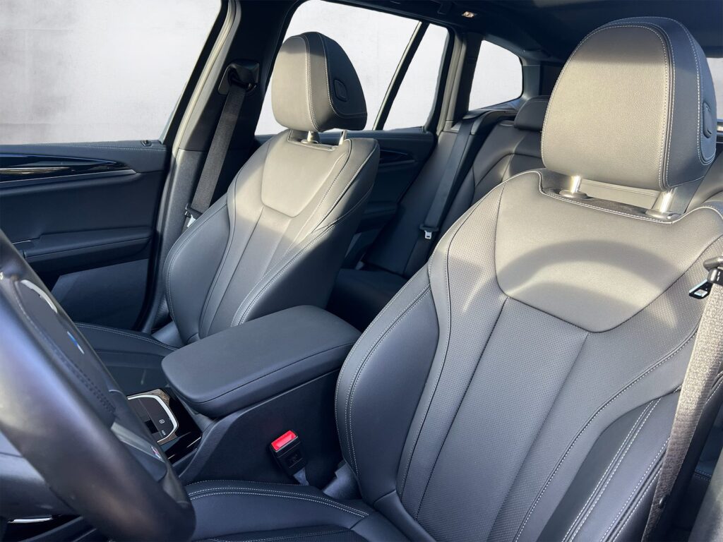 BMW X3 noir SUV premium moderne vue de l'intérieur – Cullinan Automotive
