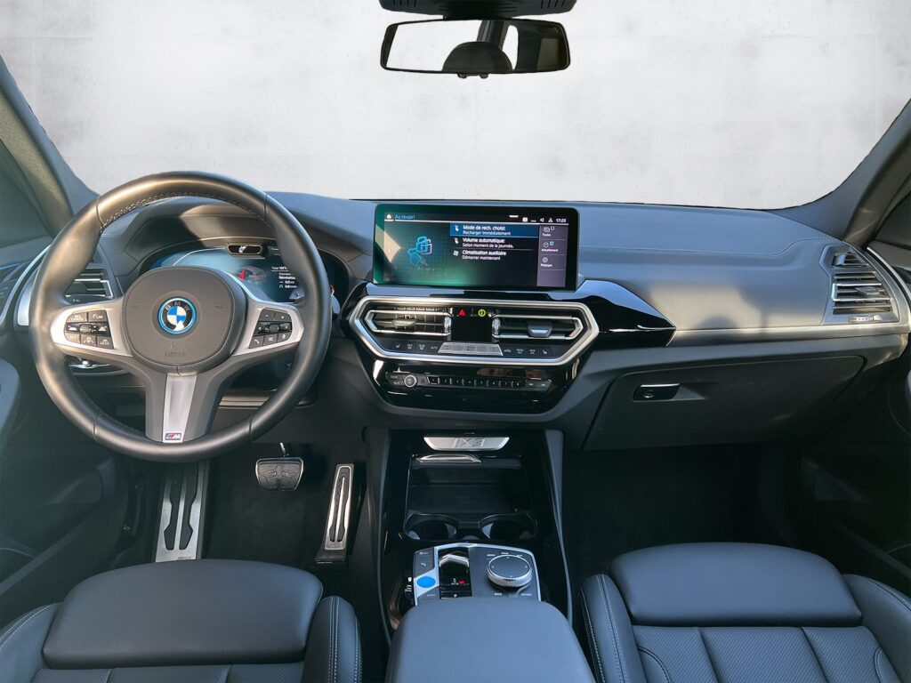 BMW X3 noir SUV premium moderne vue de l'intérieur – Cullinan Automotive