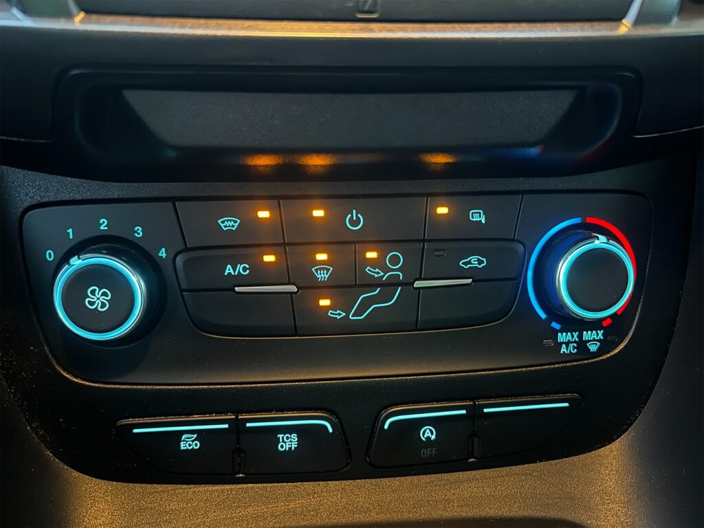 Ford Transit Connect blanc utilitaire compact vue de l'intérieur – Cullinan Automotive