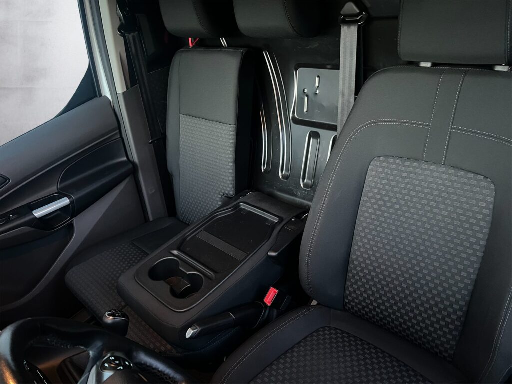 Ford Transit Connect blanc utilitaire compact vue de l'intérieur – Cullinan Automotive
