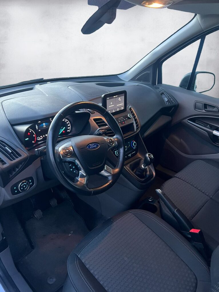 Ford Transit Connect blanc utilitaire compact vue de l'intérieur – Cullinan Automotive