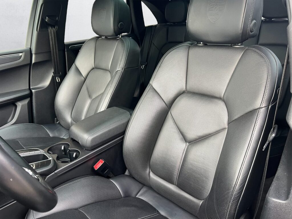 Porsche Macan noire SUV premium haut de gamme vue de l'intérieur - Cullinan Automotive