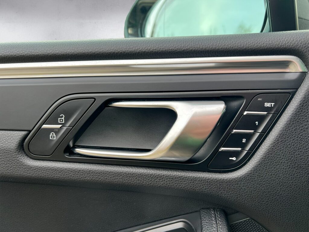 Porsche Macan noire SUV premium haut de gamme vue de l'intérieur - Cullinan Automotive