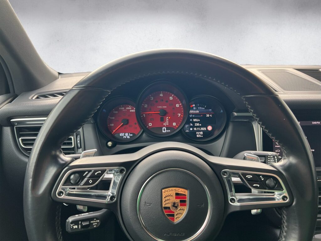 Porsche Macan noire SUV premium haut de gamme vue de l'intérieur - Cullinan Automotive