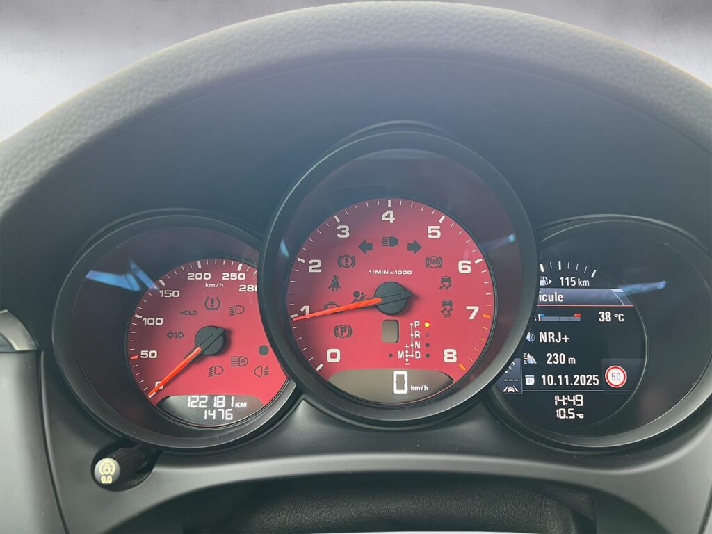 Porsche Macan noire SUV premium haut de gamme vue de l'intérieur - Cullinan Automotive