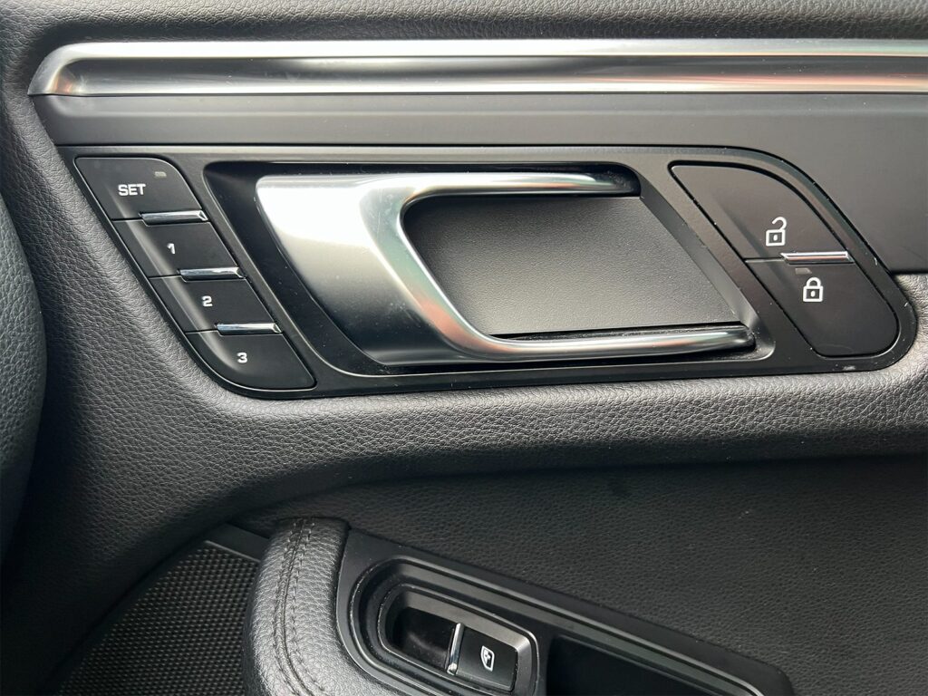 Porsche Macan noire SUV premium haut de gamme vue de l'intérieur - Cullinan Automotive