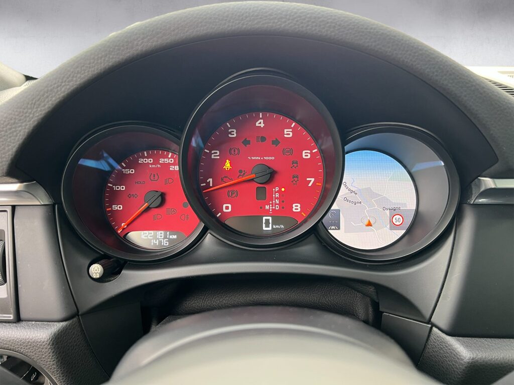 Porsche Macan noire SUV premium haut de gamme vue de l'intérieur - Cullinan Automotive