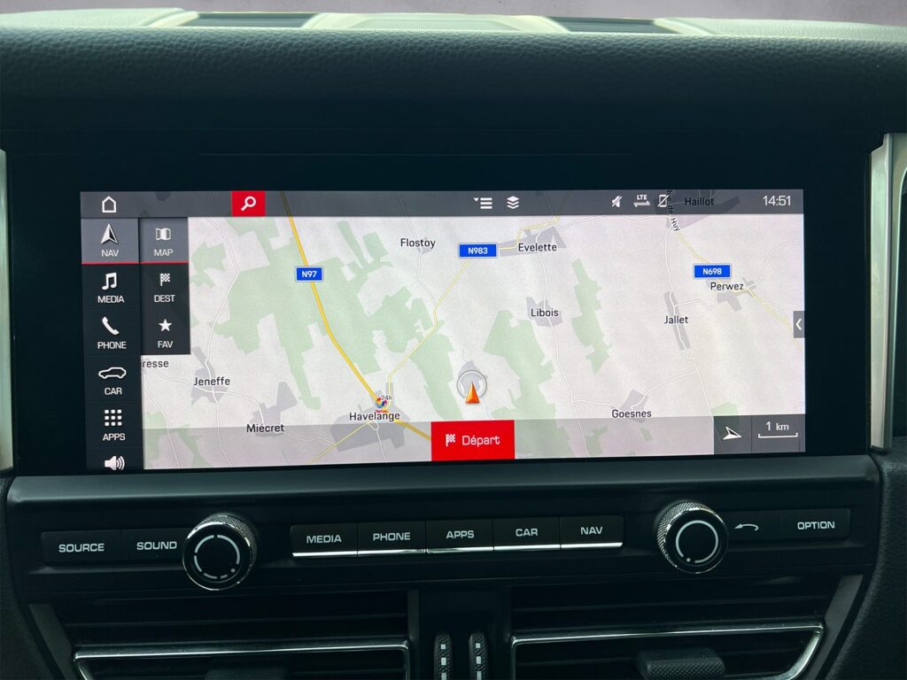 Porsche Macan noire SUV premium haut de gamme vue de l'intérieur - Cullinan Automotive