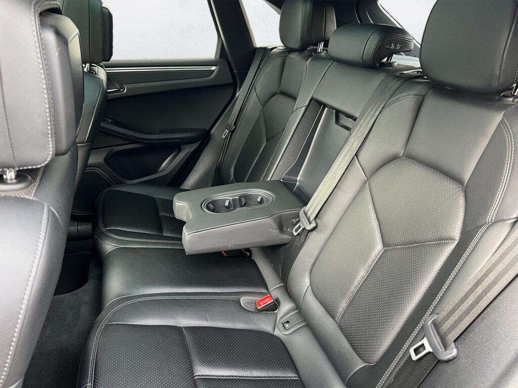 Porsche Macan noire SUV premium haut de gamme vue de l'intérieur - Cullinan Automotive