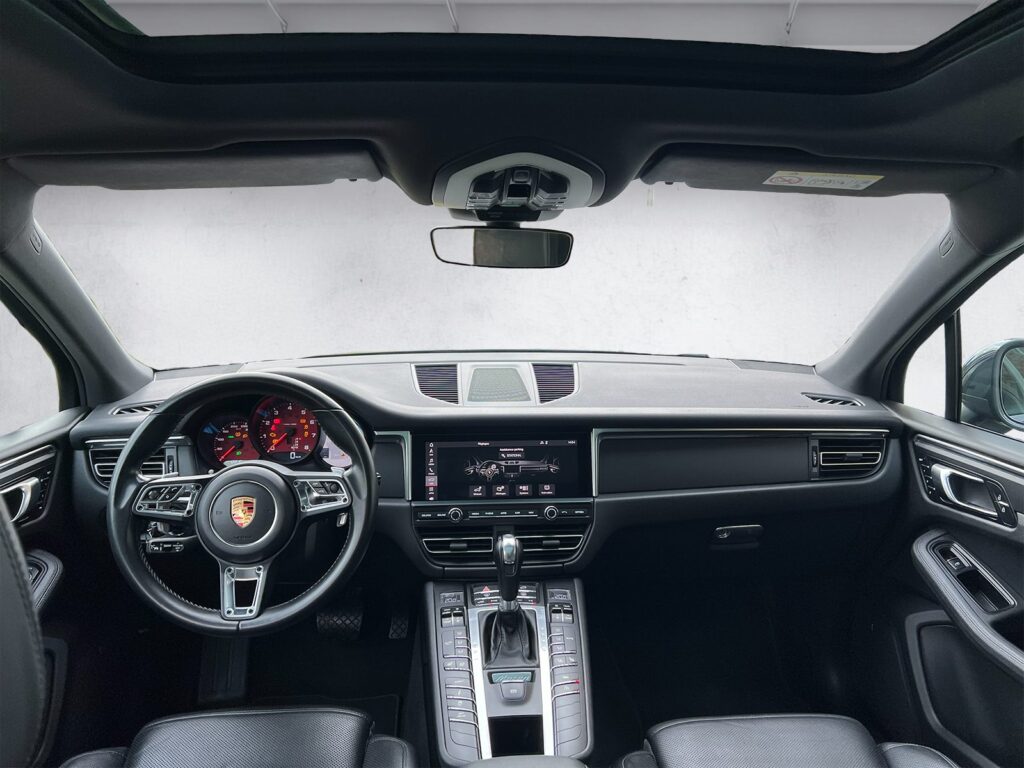 Porsche Macan noire SUV premium haut de gamme vue de l'intérieur - Cullinan Automotive