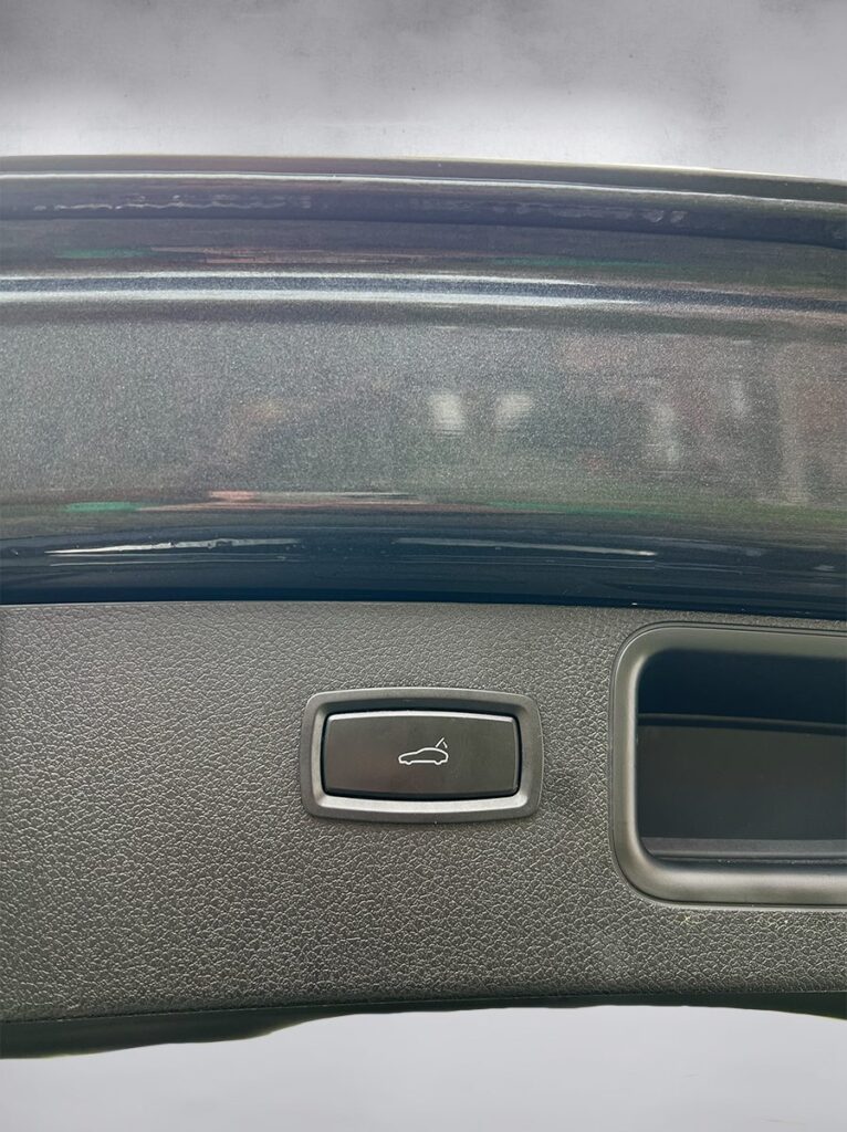 Porsche Macan noire SUV premium haut de gamme vue de l'intérieur - Cullinan Automotive