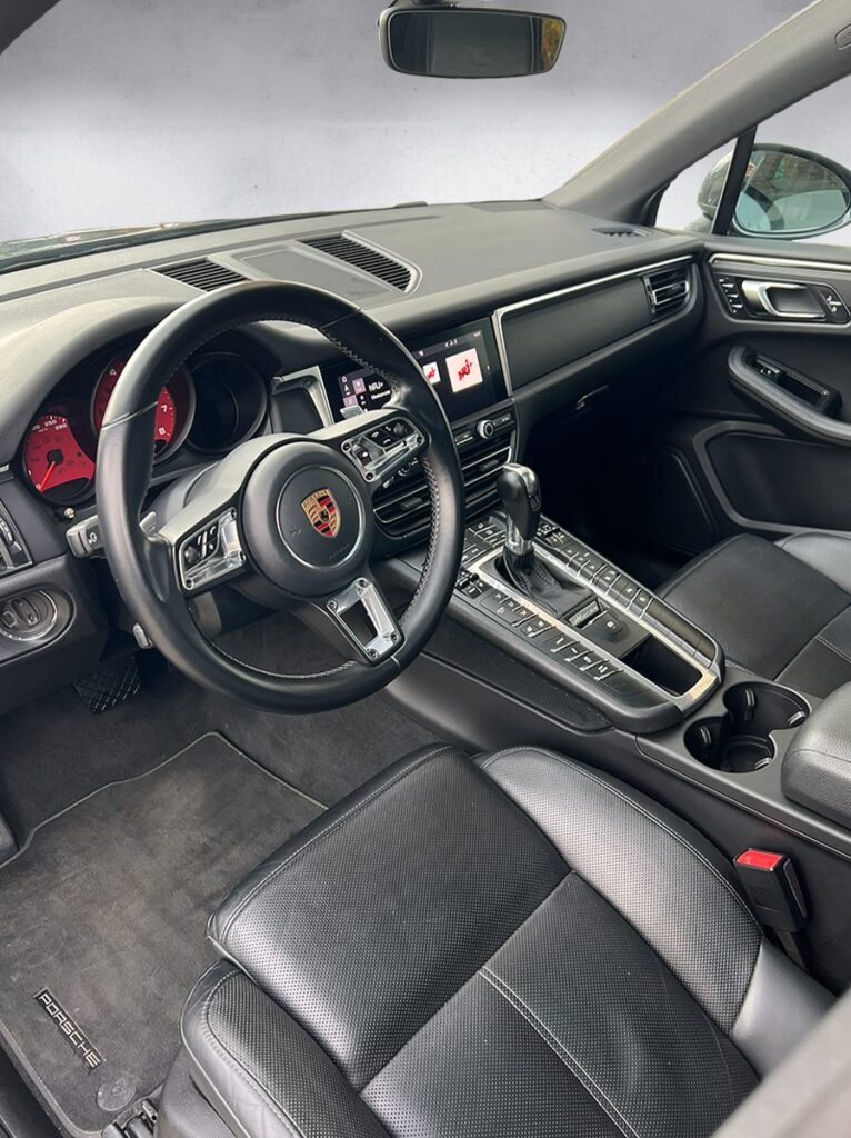 Porsche Macan noire SUV premium haut de gamme vue de l'intérieur - Cullinan Automotive