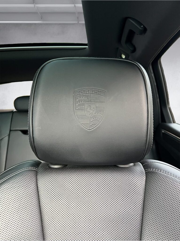 Porsche Macan noire SUV premium haut de gamme vue de l'intérieur - Cullinan Automotive