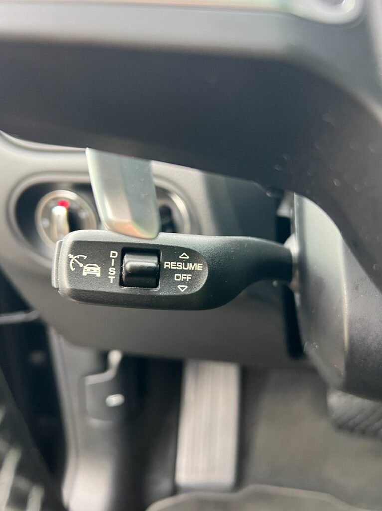 Porsche Macan noire SUV premium haut de gamme vue de l'intérieur - Cullinan Automotive