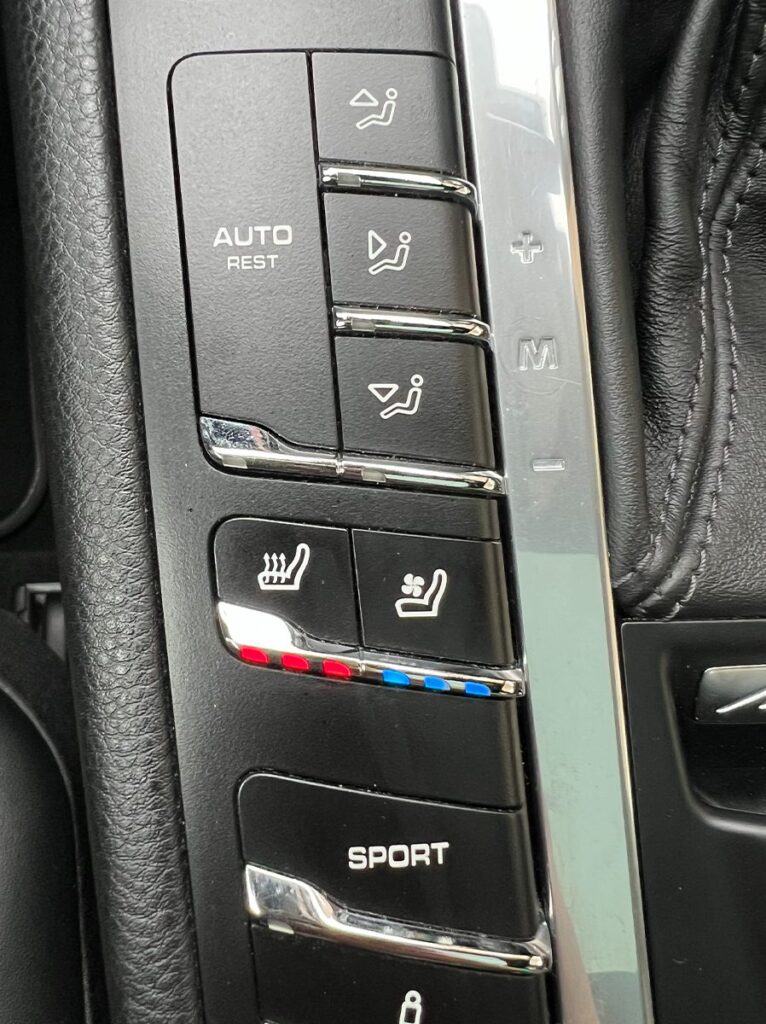 Porsche Macan noire SUV premium haut de gamme vue de l'intérieur - Cullinan Automotive