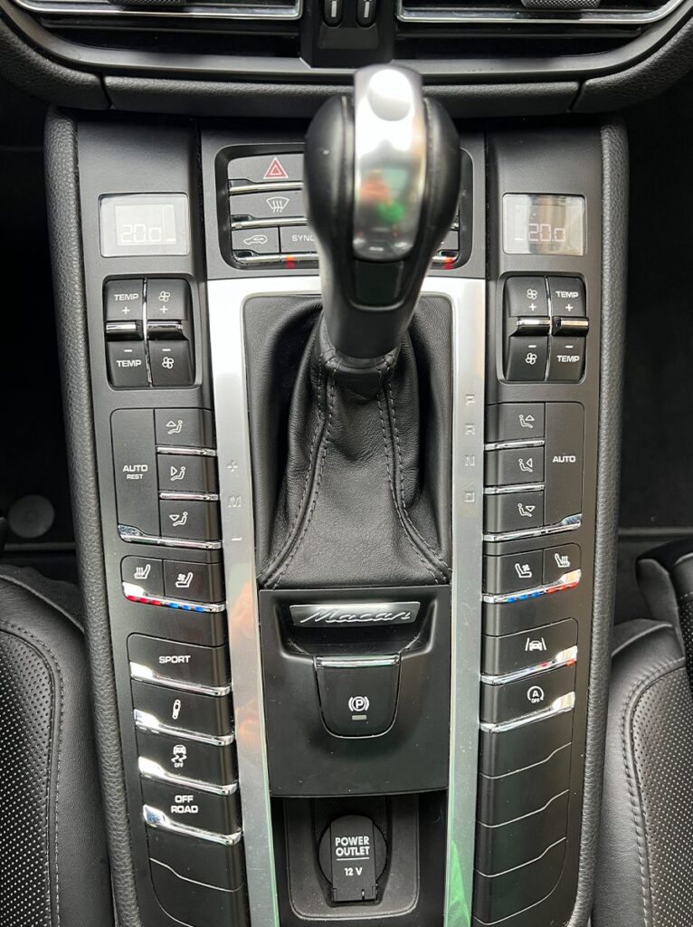 Porsche Macan noire SUV premium haut de gamme vue de l'intérieur - Cullinan Automotive