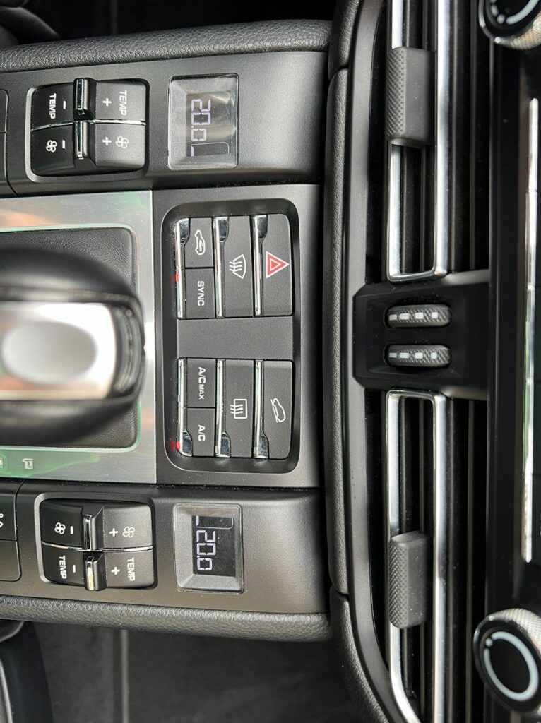 Porsche Macan noire SUV premium haut de gamme vue de l'intérieur - Cullinan Automotive