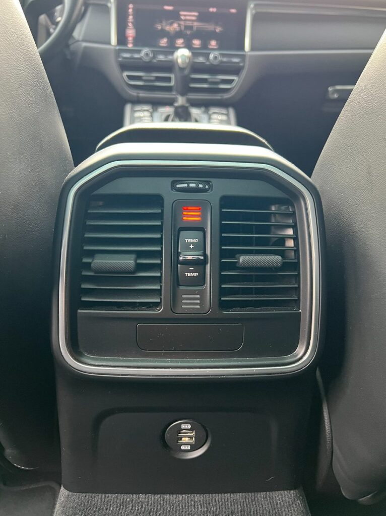 Porsche Macan noire SUV premium haut de gamme vue de l'intérieur - Cullinan Automotive