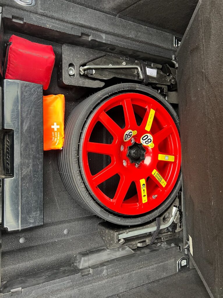 Porsche Macan noire SUV premium haut de gamme vue de l'intérieur - Cullinan Automotive