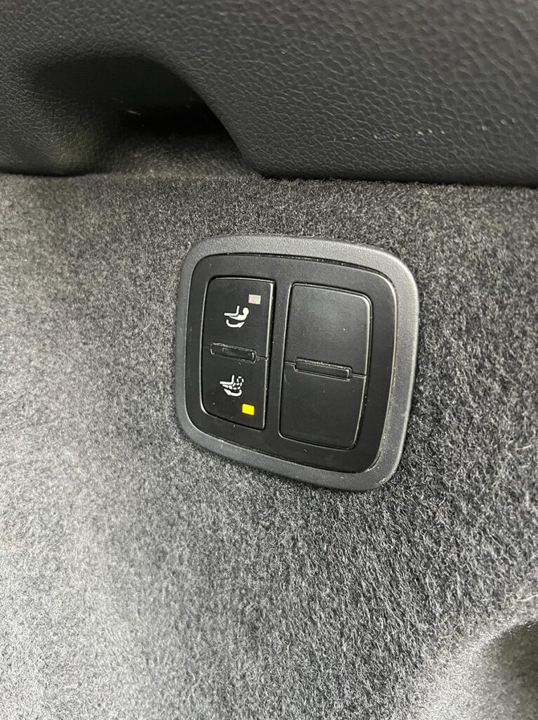 Porsche Macan noire SUV premium haut de gamme vue de l'intérieur - Cullinan Automotive