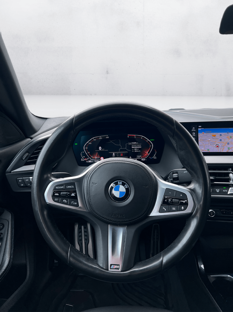 BMW 216dA gris métallisé berline vue de l'intérieur - Cullinan Automotive