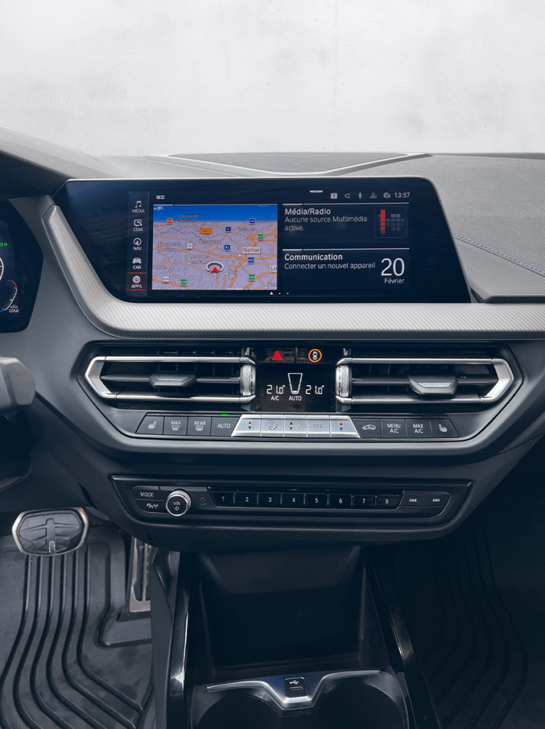 BMW 216dA gris métallisé berline vue de l'intérieur - Cullinan Automotive