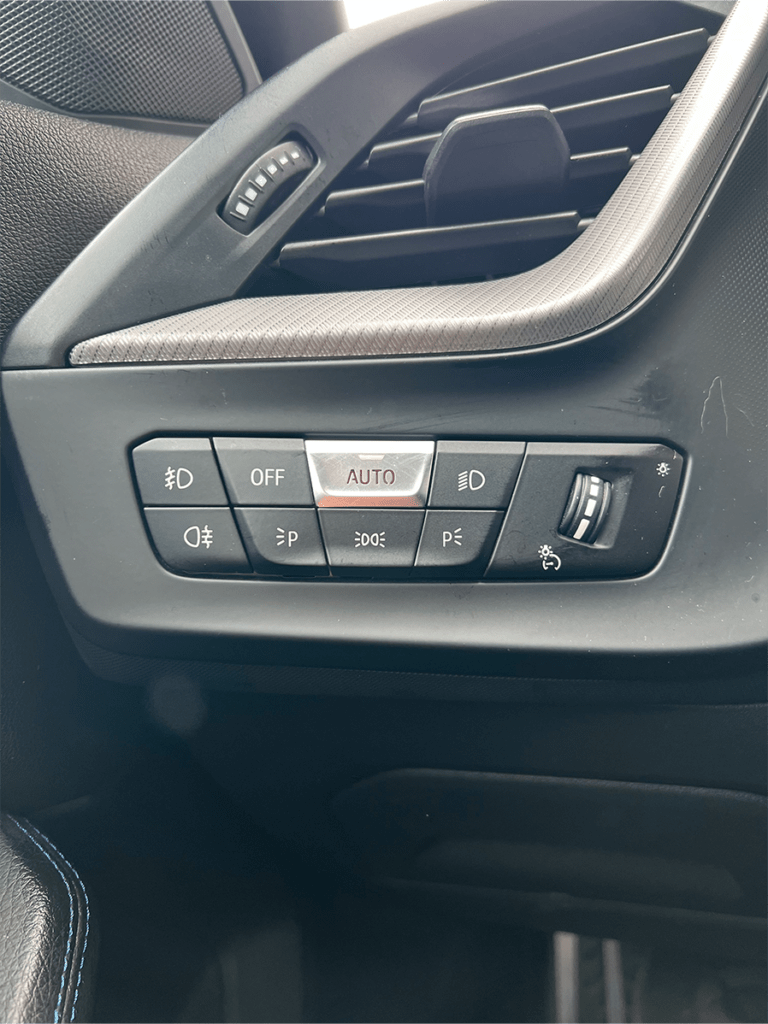 BMW 216dA gris métallisé berline vue de l'intérieur - Cullinan Automotive