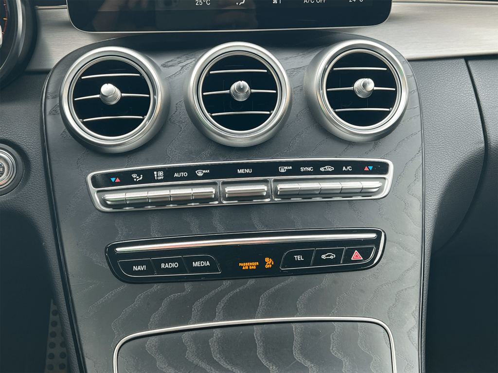 Mercedes C180 blanche décapotable vue de l'intérieur – Cullinan Automotive