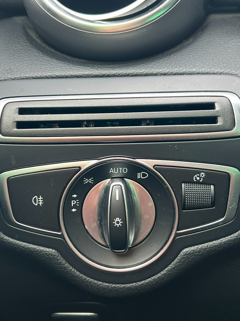 Mercedes C180 blanche décapotable vue de l'intérieur – Cullinan Automotive