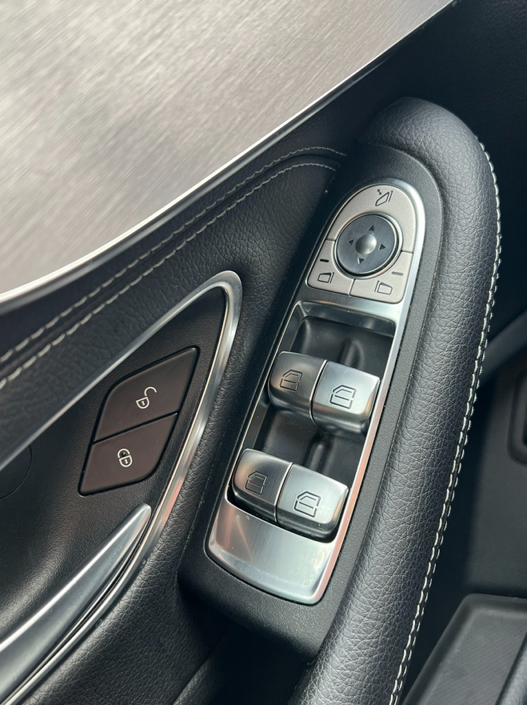 Mercedes C180 blanche décapotable vue de l'intérieur – Cullinan Automotive