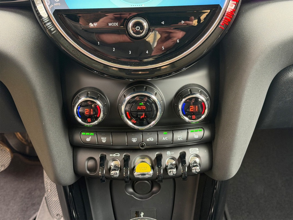 Mini Cooper SE noire électrique citadine intérieur - Cullinan Automotive
