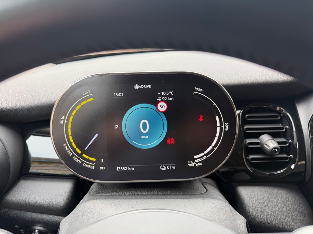Mini Cooper SE noire électrique citadine intérieur - Cullinan Automotive