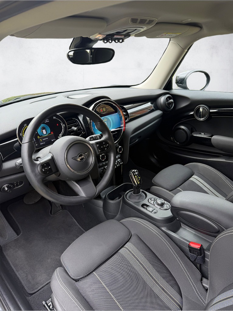 Mini Cooper SE noire électrique citadine intérieur - Cullinan Automotive