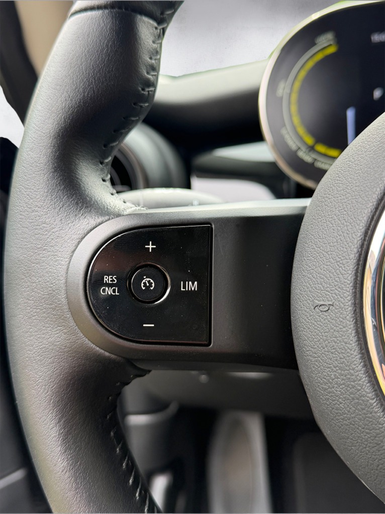 Mini Cooper SE noire électrique citadine intérieur - Cullinan Automotive