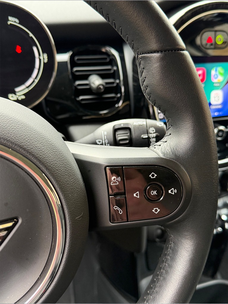 Mini Cooper SE noire électrique citadine intérieur - Cullinan Automotive