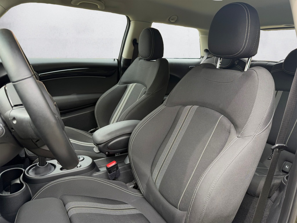 Mini Cooper SE noire électrique citadine intérieur - Cullinan Automotive