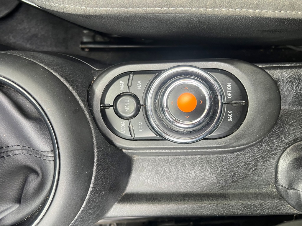 Mini One beige métallisé citadine intérieur - Cullinan Automotive