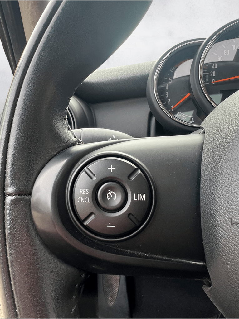 Mini One beige métallisé citadine intérieur - Cullinan Automotive