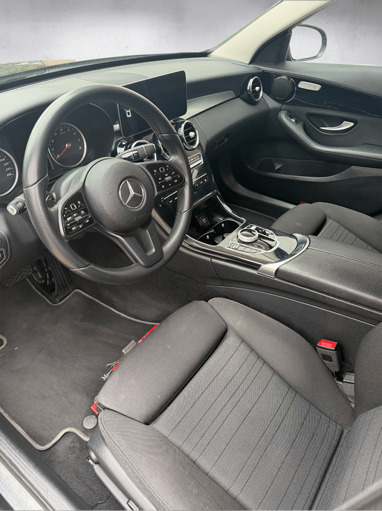 Mercedes C160 noire berline élégante intérieur – Cullinan Automotive