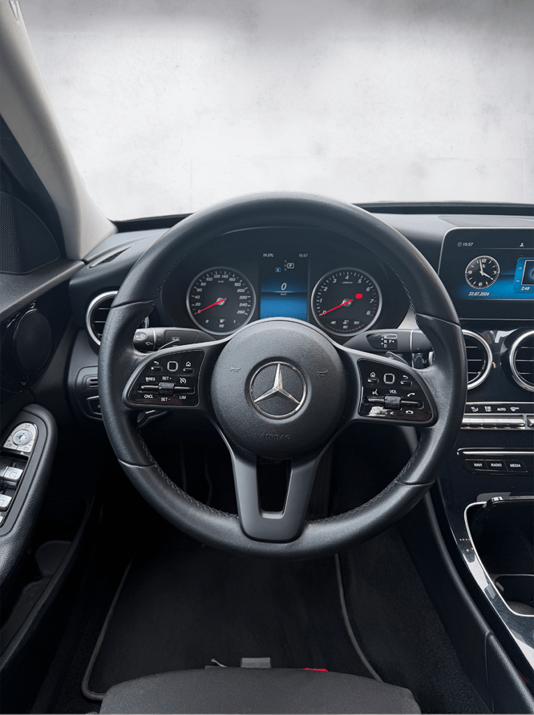 Mercedes C160 noire berline élégante intérieur – Cullinan Automotive