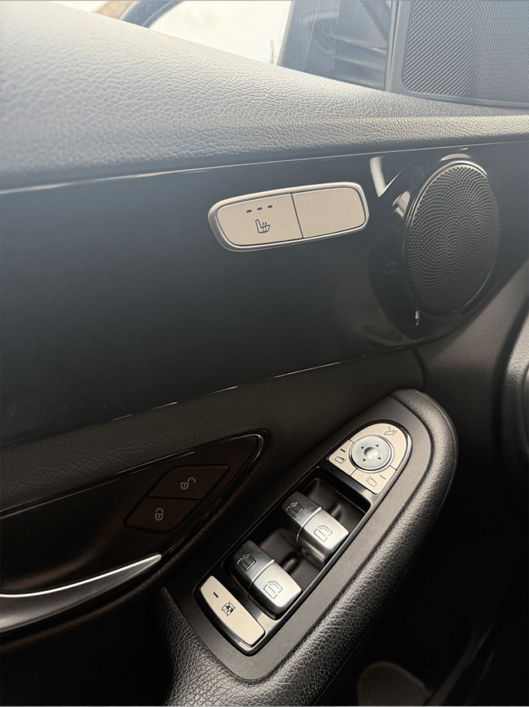 Mercedes C160 noire berline élégante intérieur – Cullinan Automotive