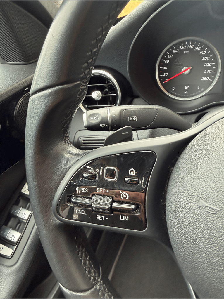 Mercedes C160 noire berline élégante intérieur – Cullinan Automotive
