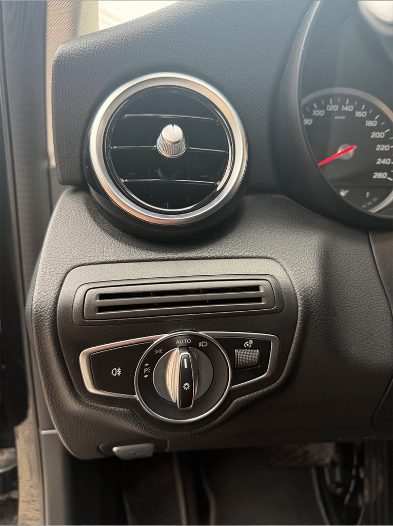 Mercedes C160 noire berline élégante intérieur – Cullinan Automotive